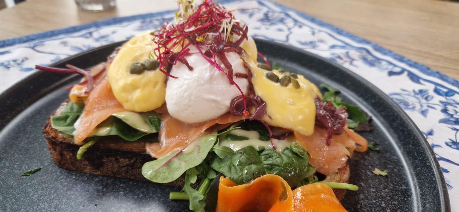 Pochierte Eier mit Sauce auf Brot im Seecafé