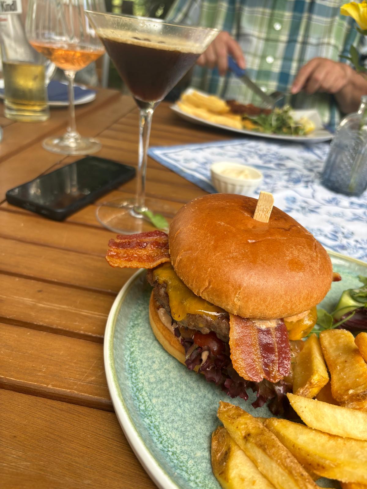 Burger mit Pommes im Seecafé