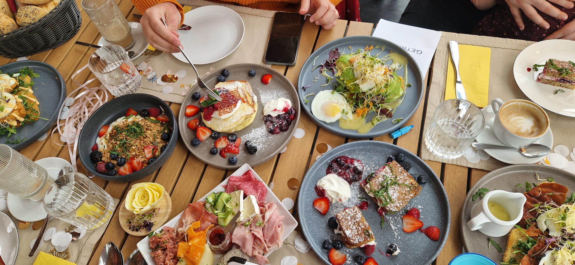 Reich gedeckter Frühstückstisch mit verschiedenen Gerichten