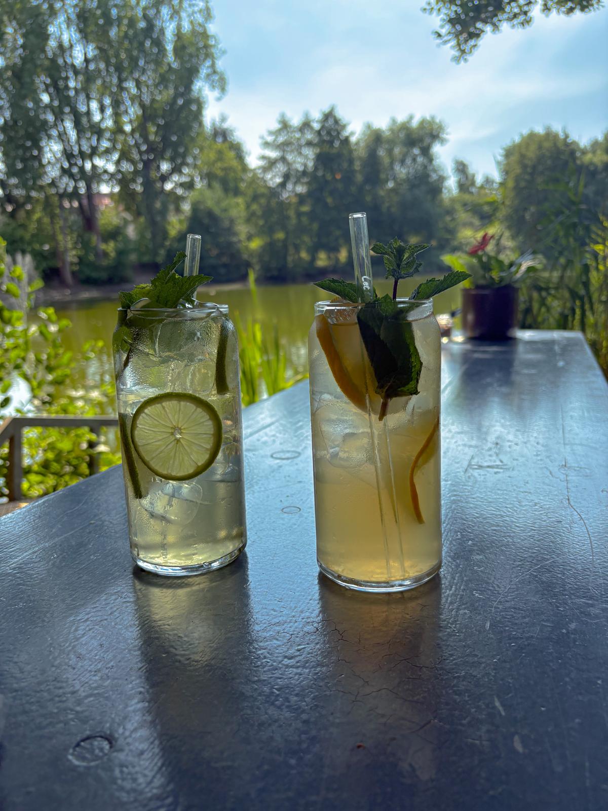 Zwei kühle Getränke auf einem Tisch mit Blick auf den Stadionteich