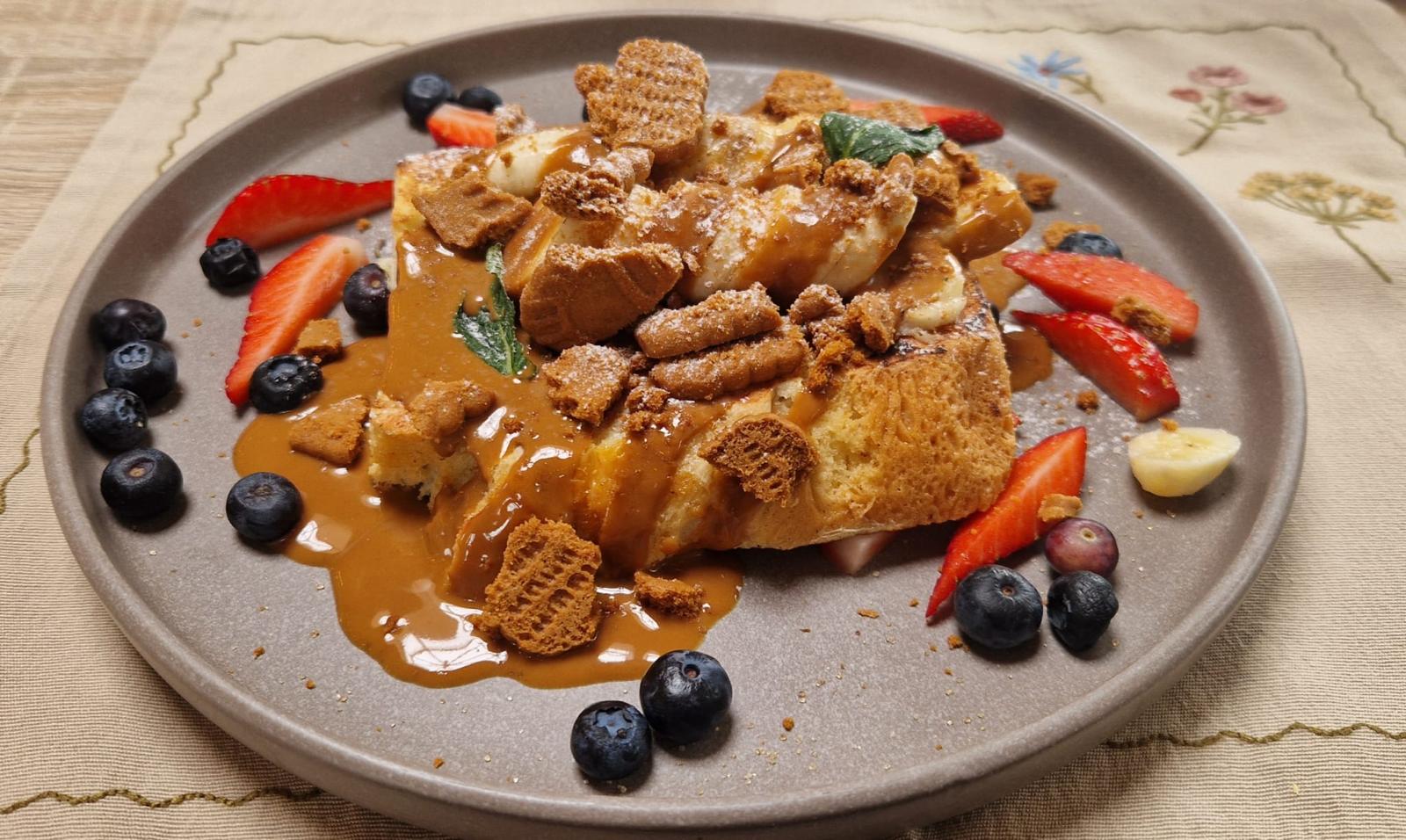 Süßes Brioche-Gericht mit Früchten und knusprigen Toppings