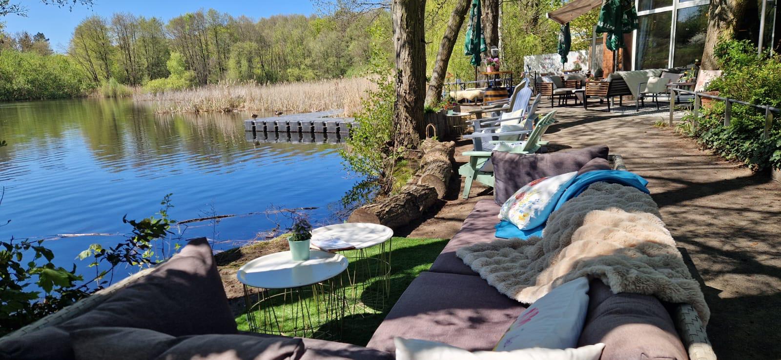 Sitzplätze auf der Seecafé-Terrasse direkt am Wasser